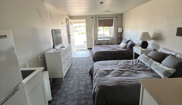 Angry Salmon Inn, Room 9