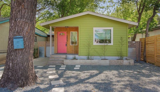 Authentic ATX Cowboy Pool Gem❤️ Walk to East 6th St | Minutes to UT, COTA, ACL