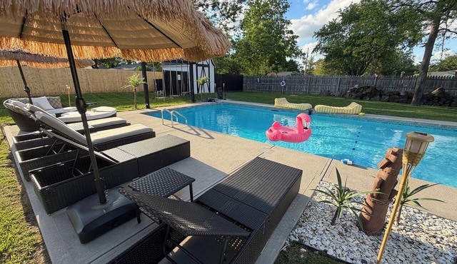 Barefoot Tiki Retreat -Inground Heated Pool, Game Rm,Theater Rm,Firepit,Tiki Bar