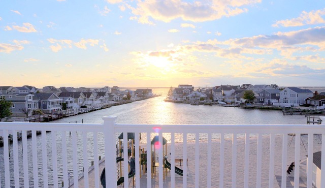 Beachfront! Lavallette, Monterey Beach sleeps12 dock! Open May 27 to June 29 in Lavallette