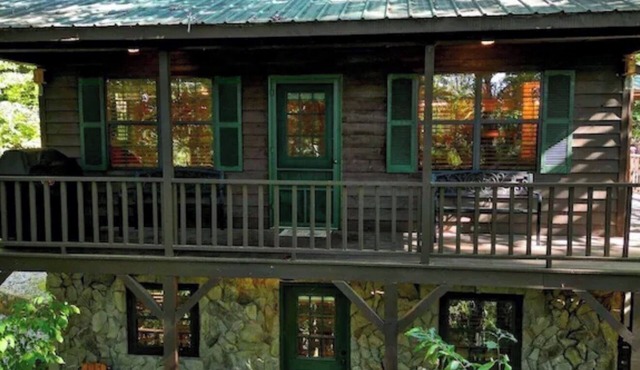 Bear Bottoms Cabin -Cozy Mountain Escape in Young Harris - Blue Ridge Mountains
