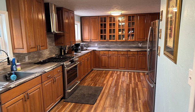 Bear Mountain View 4BR House, 25 min outside of Anchorage. Pets welcome