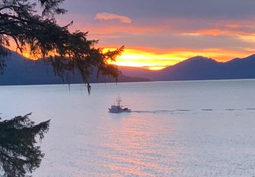 Beautiful 3 Bedroom 2 Bathroom Ocean Front Property in Wrangell Alaska with 1 Bonus room and a Loft