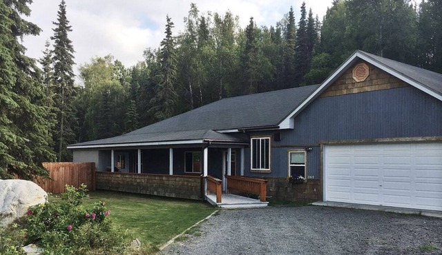Beautiful 3 bedroom home located walking distance from Kasilof River boat docks.
