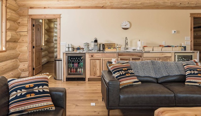 Beautiful BRAND NEW 4 Bedroom Chalet at the Majestic Valley Wilderness Lodge