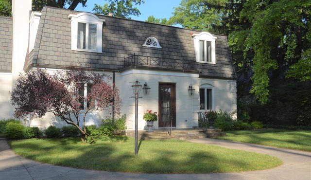Beautiful Lake Wawasee home with 5 bedrooms 4.5 bathrooms and pier with boatlift