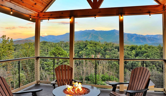 BEAUTIFUL Luxury VIEW Cabin! 4 Master Suites! 5 fireplaces! 3 Decks! Hot Tub!