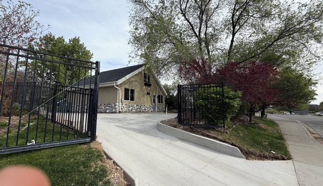 Beautiful, new 2-bed + loft cottage in quiet Lindon by temple. Sleeps 6. Gated.