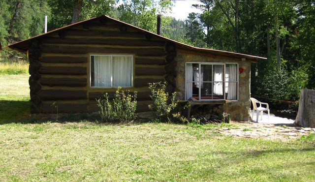 Beautiful Rustic Cabin Right on the Pecos River.