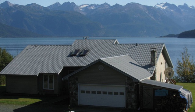 Blue Heron luxury home, across from beach, fire pit, gourmet kitchen, large yard