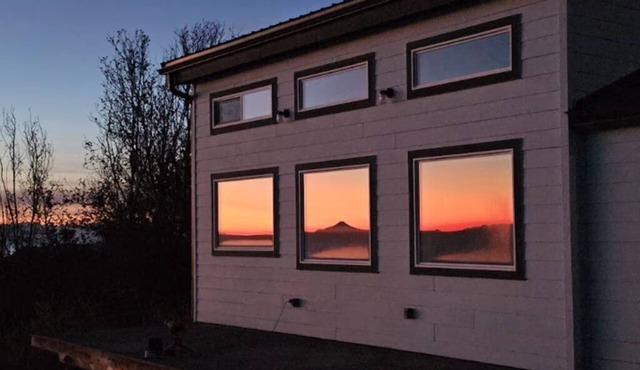 Bluff cottage with endless views, minutes away from tranquil Homer
