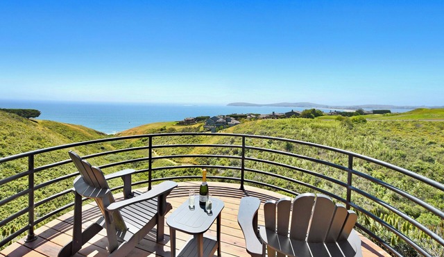 Bodega Easy! Stunning Ocean Views, Hot Tub, Private Putting Green, 3 Decks in Bodega Bay