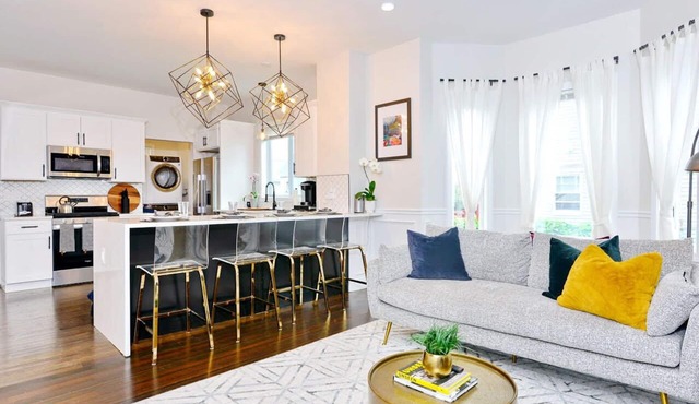 Boston Luxury Home, Free parking, 5 mins to the Casino, 10 minutes to airport.