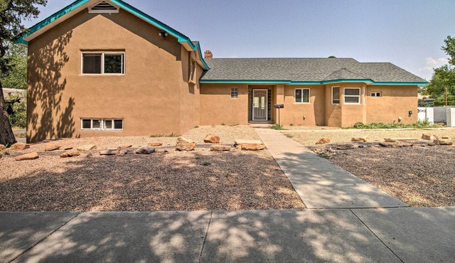 Bright ABQ Villa with Fire Pit - 3 Mi to Airport!