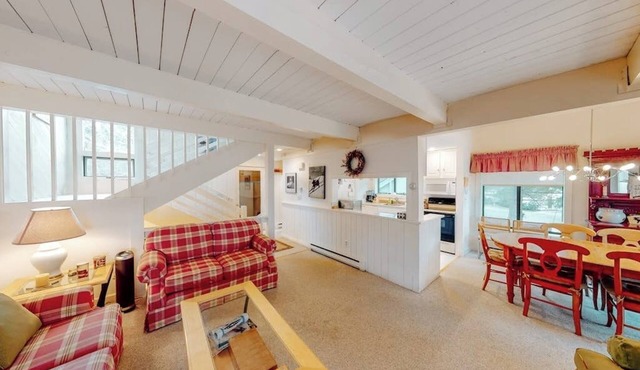 Bright & cheery condo with seasonal pool access