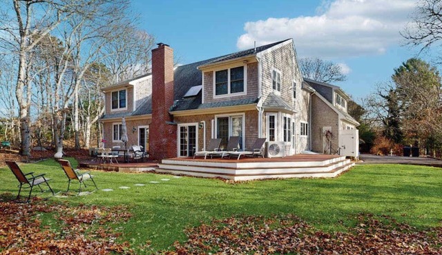 Bright coastal home close to the beach with deck, yard, AC & outdoor shower