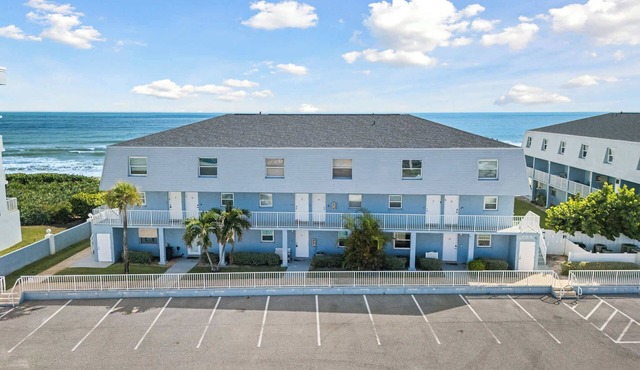 Bright Cozy Condo with Pool & Stunning Ocean Views