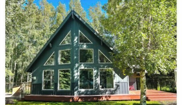 Bright & Open Home in North Pole