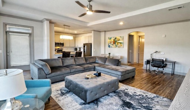 Buckhead Quarters- Spacious with Private Balcony