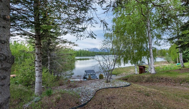 Cabin By The Lake centrally located, full kitchen, washer & dryer