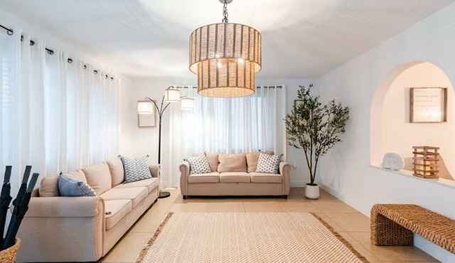 Casa Brickell. Prime Location! Coastal Vibes. Free Parking. Sleeps 14.