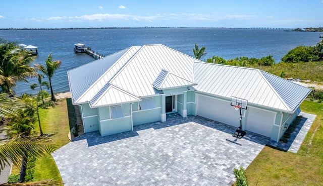 Casamigos. Luxury waterfront-Swim with Dolphins-Private Beach. Pet Friendly!