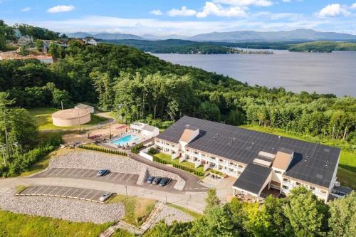 Cedar Lodge Condo with Loft and private balcony