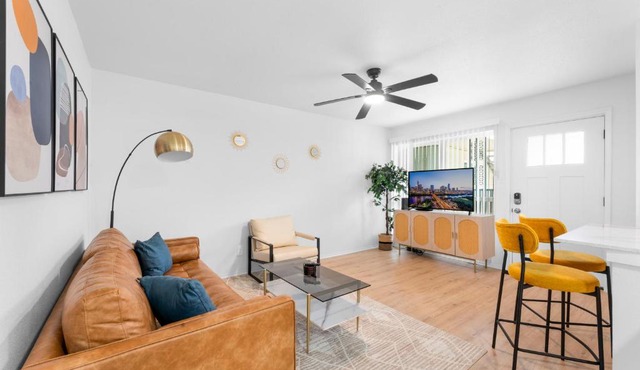 Central Hyde Park 2BR king suites close to UT, Moody Center, DT