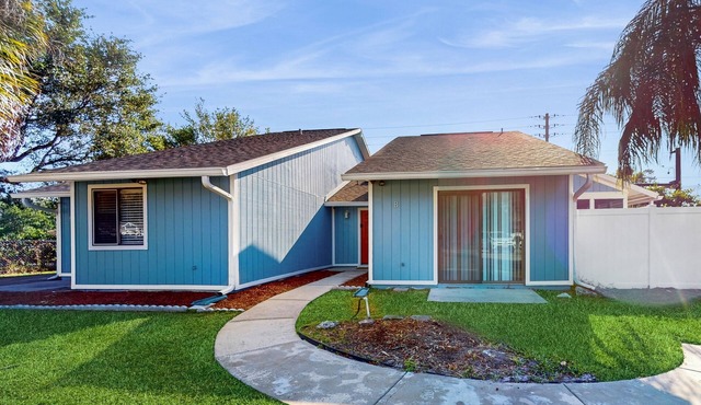 Centrally located dog-friendly home with beach gear & patio - snowbird-friendly