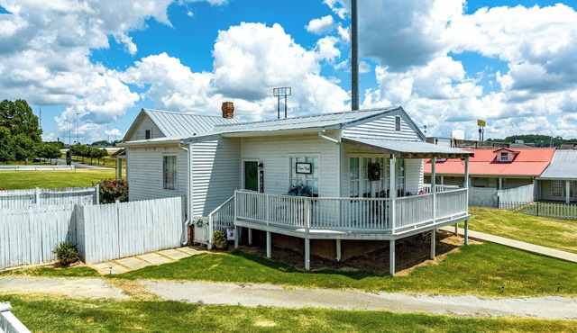 Charming 1-bedroom Pearl Cottage with WiFi in the historic Casey Jones Village
