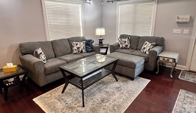 Charming 2-bedroom 2 1/2 bath House with WiFi and AC in fabulous Cincinnati