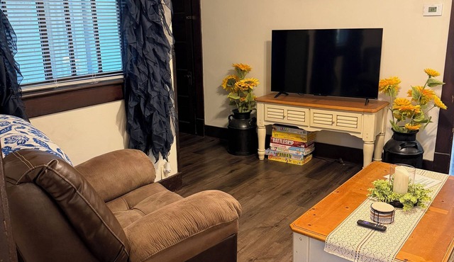 Charming 2-bedroom apartment with WiFi, AC in Wabash. Great location