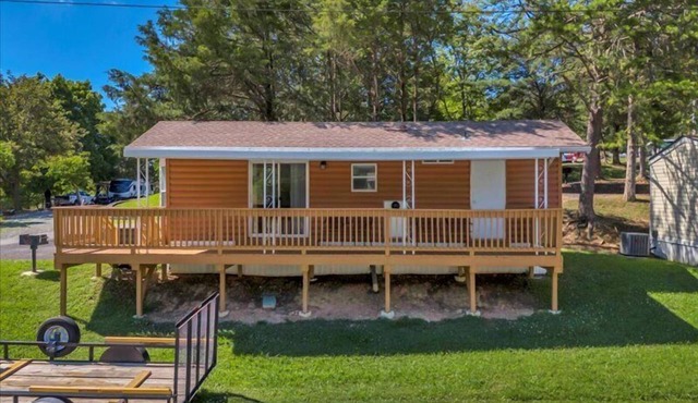 Charming 2BR Cottage with Porch & Mountain Views