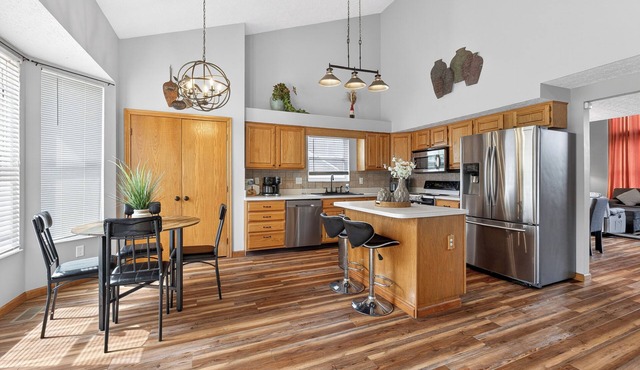 Charming 4BR/5-Bed Home Patio & Big Yard BBQ