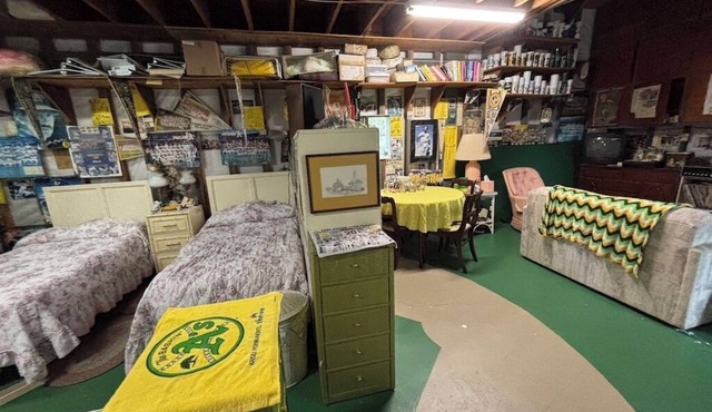 Charming baseball themed 2-story building with cable TV, wi-fi & stereo system. in Berkeley