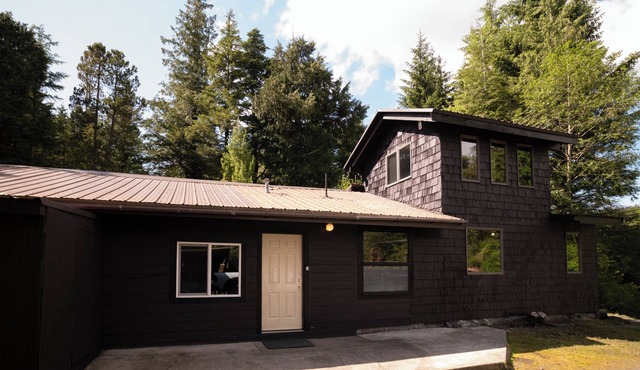 Charming Cabin Retreat – Walk to Whipple Creek, Private nearly acre.