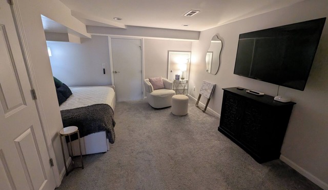 Charming Private-Entry Studio Walk to OTR & DWTN! Cincinnati,OH. Downtown views!