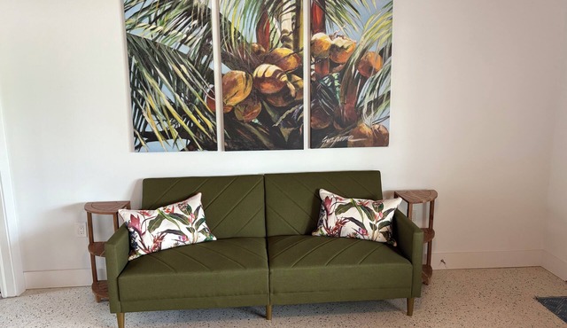 Charming studio across street from beach with beach access in Melbourne Beach