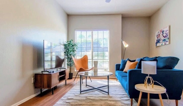 Chic Stays 1BR King Suite, Free Parking,Pool & Gym