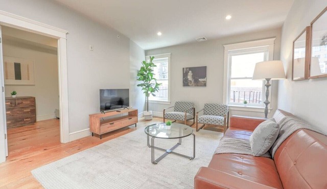 Classic Back Bay 1BR on Newbury Street