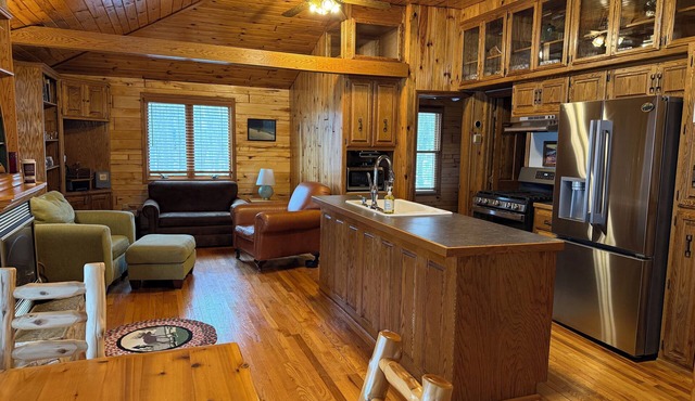 Classically Charming, Private Cabin to Enjoy Nature - Boats + Pets Welcome in Hillman