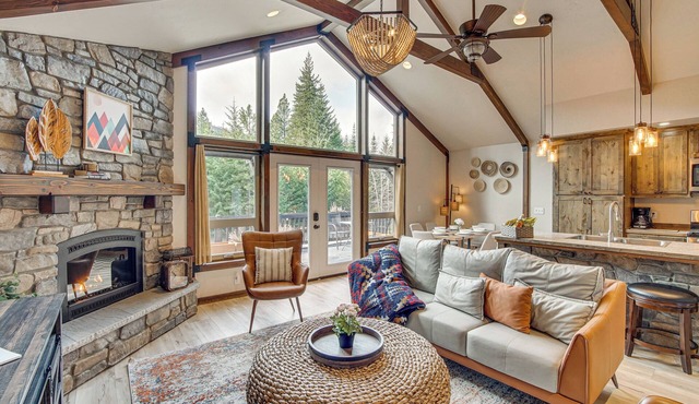 Cle Elum Cabin w/Hot Tub, Fire Pit & Deck!