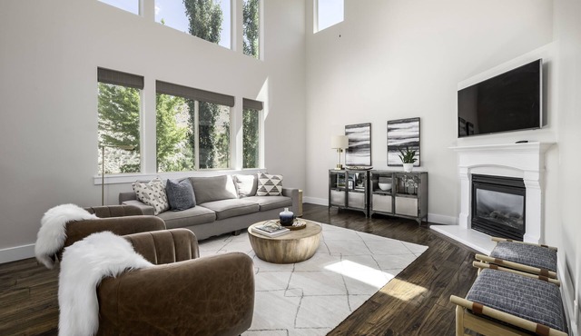 Clean, modern, golf course home w/incredible mtn views, close to hike/golf/ski.