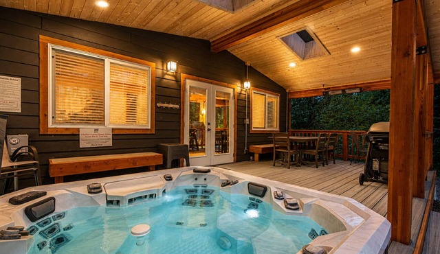 Close to Golf/Lake | Hot Tub | Deck | Dogs | BBQ