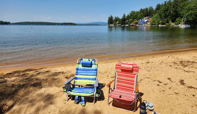 Come & enjoy beautiful Lake Winni! Concerts are within 5 min. Economy pricing