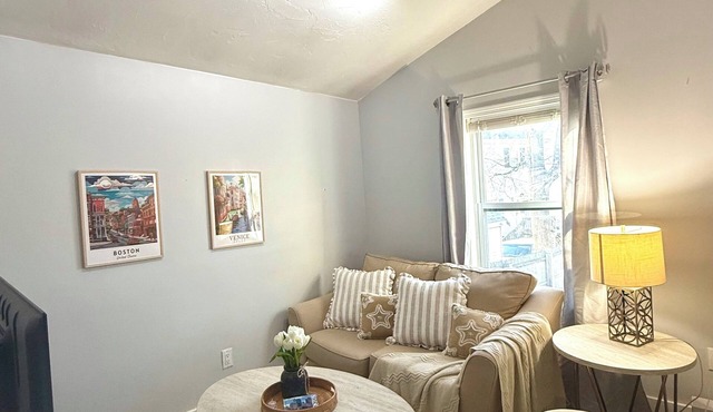 Comfortable 2-BR Apt, Eat-In Kitchen & Parking, Quiet Location+Train to Boston