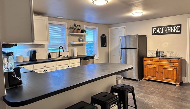 Comfortable 2BR, Parking, Walk to Federal Hill — Providence's Best Neighborhood