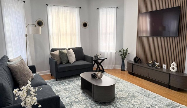 Comfortable 3BR in Lowell – Open Layout