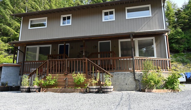 Comfy Duplex Unit A great for families and small groups, sleeps up to 9