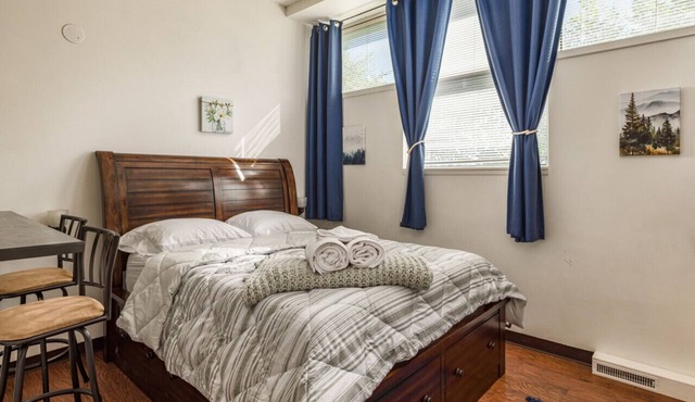 Compact & Comfy Downtown Studio